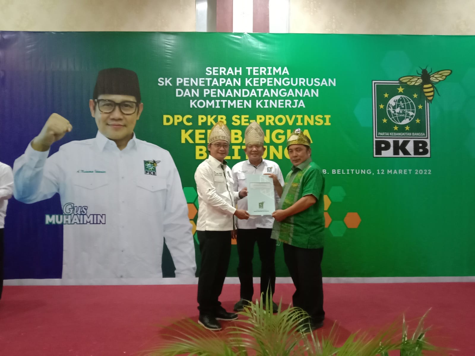 Ketua DPC PKB Belitung Eman Hermawan menerima SK langsung dari Sekjen DPP PKB
