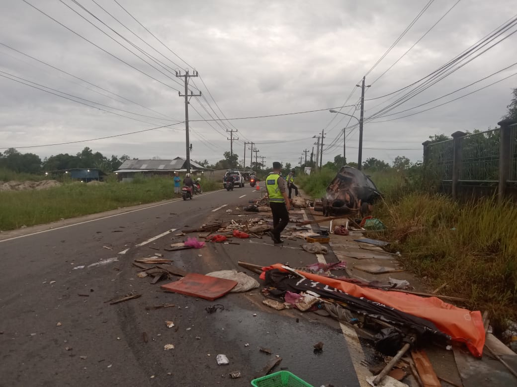 Kecelakaan di Jalan Membalong, Mobil Carry Losbak Ringsek Parah
