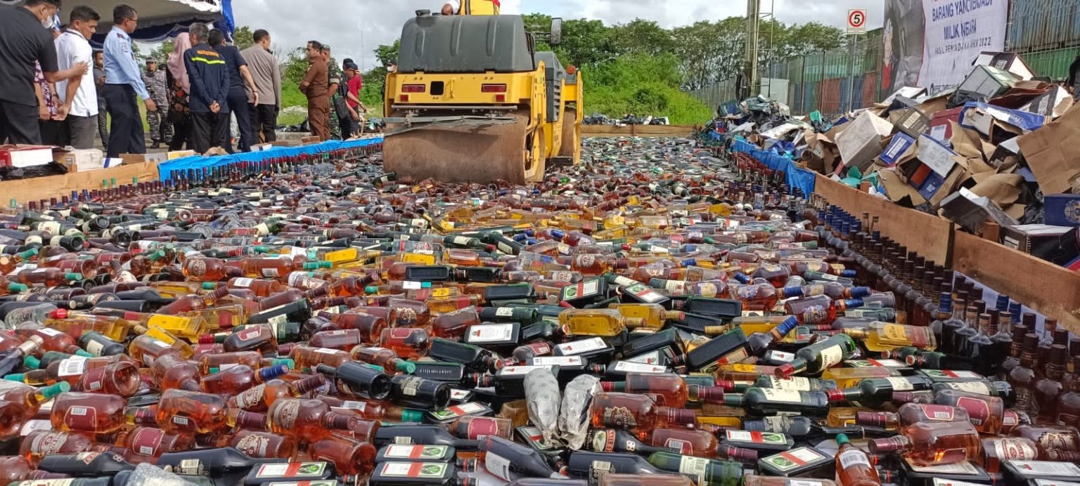 Pemusnahan MMEA 10.539 Botol dengan Total Harga Rp 8 Miliar Dimusnahkan