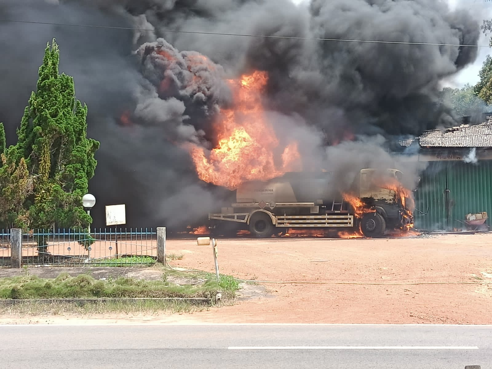 Gudang BBM dan Sebuah Mobil Tangki Ludes di Lalap Api, Korbannya Ada 6 Orang