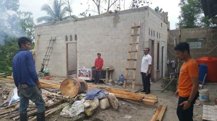 Diterjang Angin Kencang, Atap Rumah Milik Warga Aik Pelempang Terbawa Angin