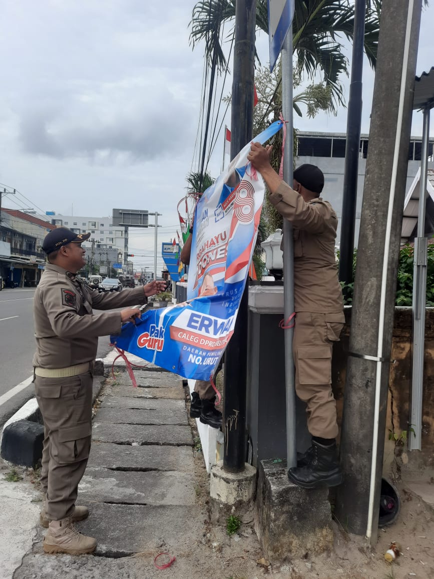 Puluhan Spanduk Dan Reklame di Kecamatan Tanjungpandan Dicopot Karena Melanggar Aturan