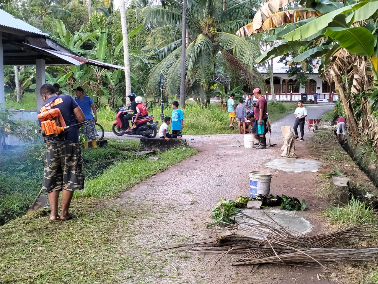 Warga Desa Aik Ketekok Gotong Royong Perbaikan Jalan Berlubang