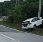 Mobil CRV Hantam Tiang Listrik di Aik Mungkui